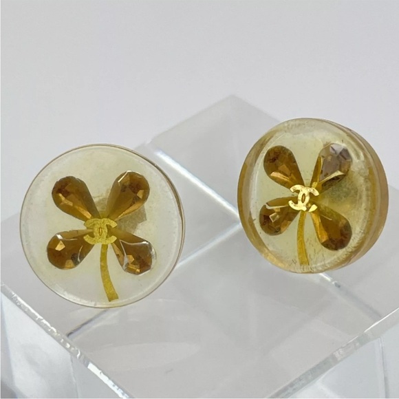 ☘️CHANEL Four Leaf Clover Pierced Earrings Gold Tone Round Clear Enamel Vintage - Picture 3 of 10